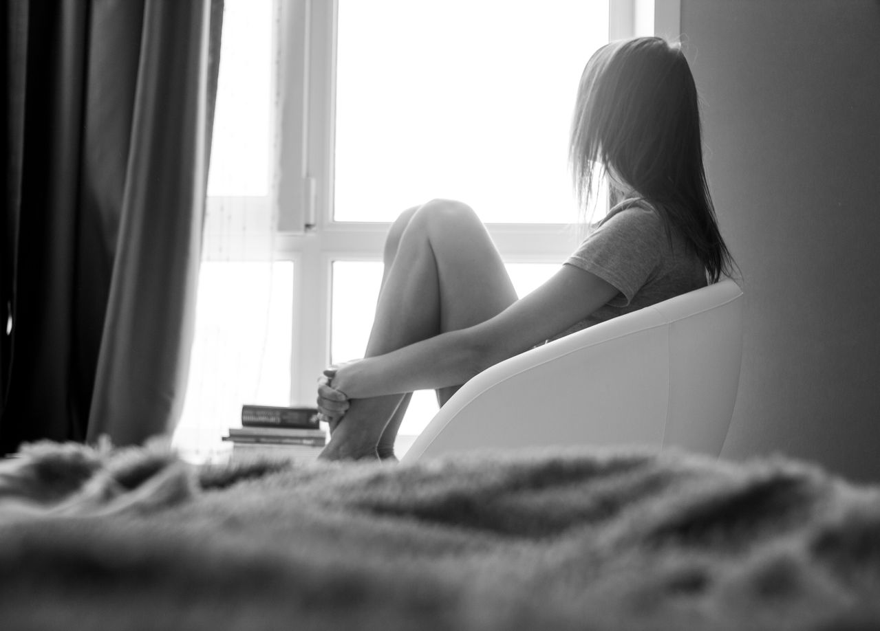 Persona adulta pensativa junto a una ventana, portada del artículo sobre TDAH y depresión en adultos